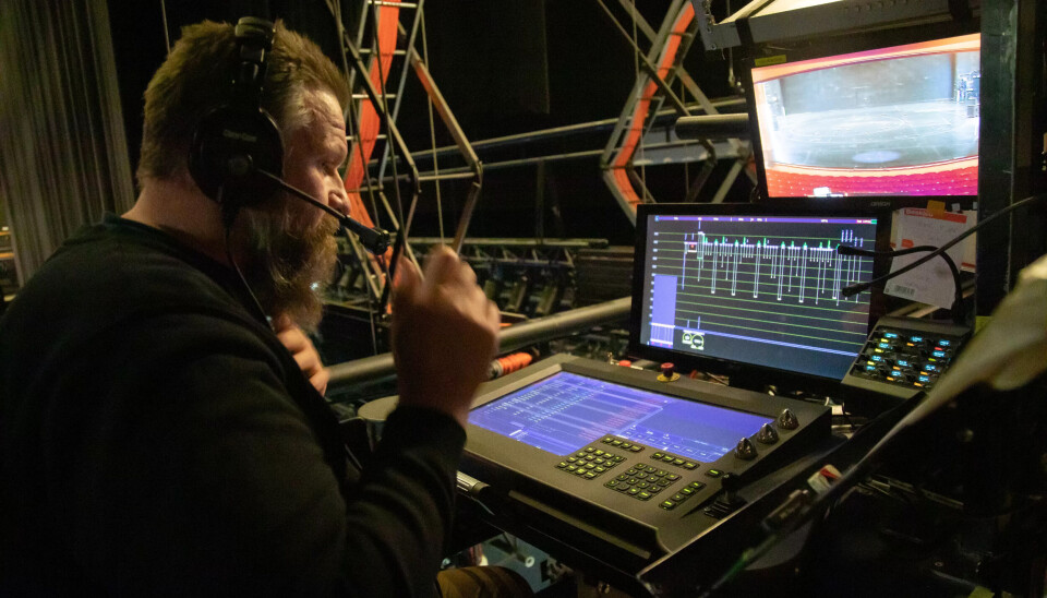DATASTYRT: I gamle dager trakk loftsmesteren kulissene opp og ned med tau. I dag er alt programmert. DATASTYRT: I gamle dager trakk loftsmesteren kulissene opp og ned med tau. I dag er alt programmert.