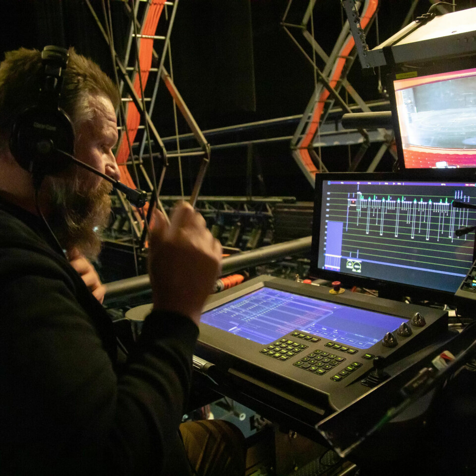 DATASTYRT: I gamle dager trakk loftsmesteren kulissene opp og ned med tau. I dag er alt programmert. DATASTYRT: I gamle dager trakk loftsmesteren kulissene opp og ned med tau. I dag er alt programmert.