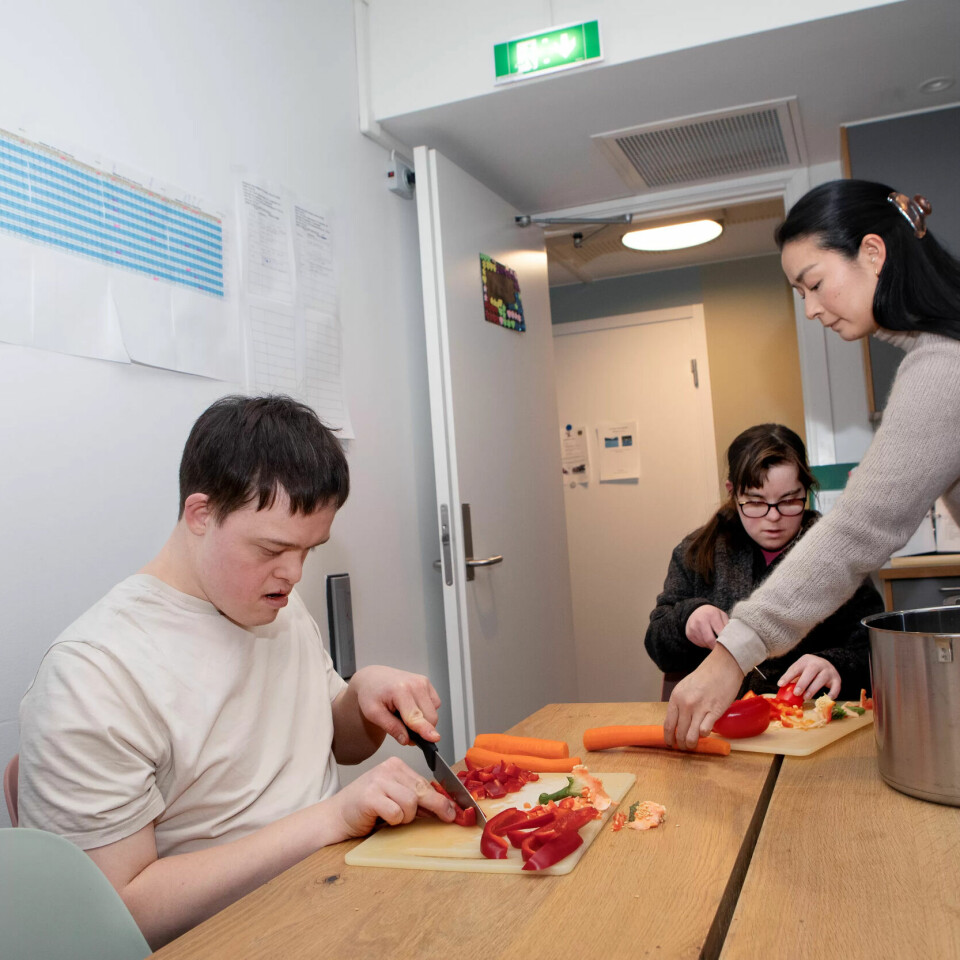 Liker matlaging: Helge og Siri er dagens middagshjelpere etter en travel dag på jobben, og liker det. Før servering dekker de på bordet. Her sammen med vernepleier Jenny Stubdal Røer Liker matlaging: Helge og Siri er dagens middagshjelpere etter en travel dag på jobben, og liker det. Før servering dekker de på bordet. Her sammen med vernepleier Jenny Stubdal Røer