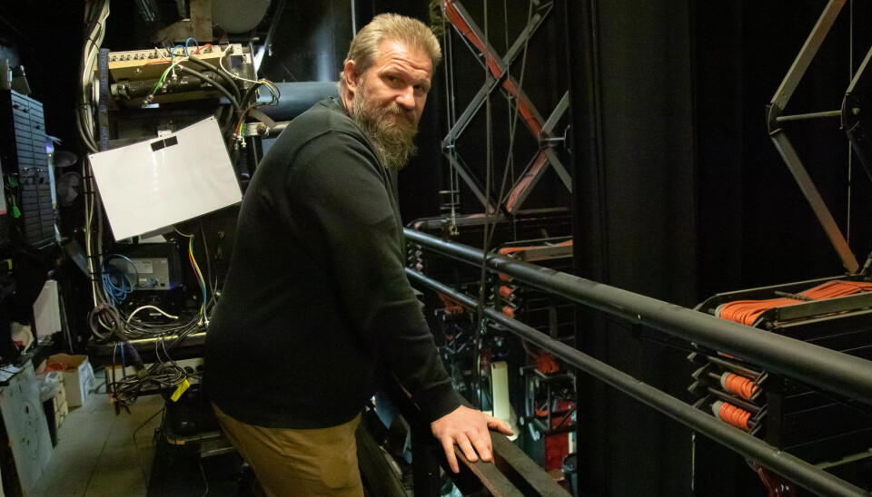 STORT ANSVAR: Mye skjer og vi må passe på at det ikke er folk på scenen når en vegg går ned. sier Eric Marks. STORT ANSVAR: Mye skjer og vi må passe på at det ikke er folk på scenen når en vegg går ned. sier Eric Marks.