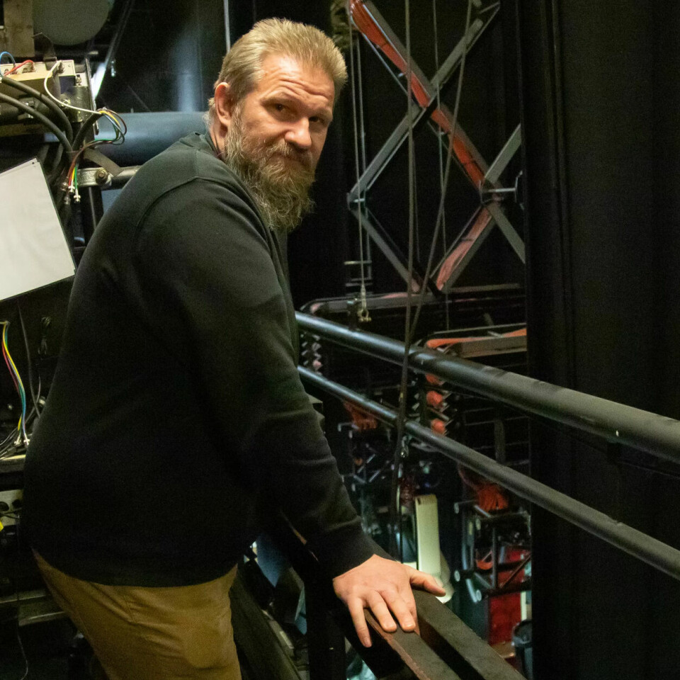 STORT ANSVAR: Mye skjer og vi må passe på at det ikke er folk på scenen når en vegg går ned. sier Eric Marks. STORT ANSVAR: Mye skjer og vi må passe på at det ikke er folk på scenen når en vegg går ned. sier Eric Marks.