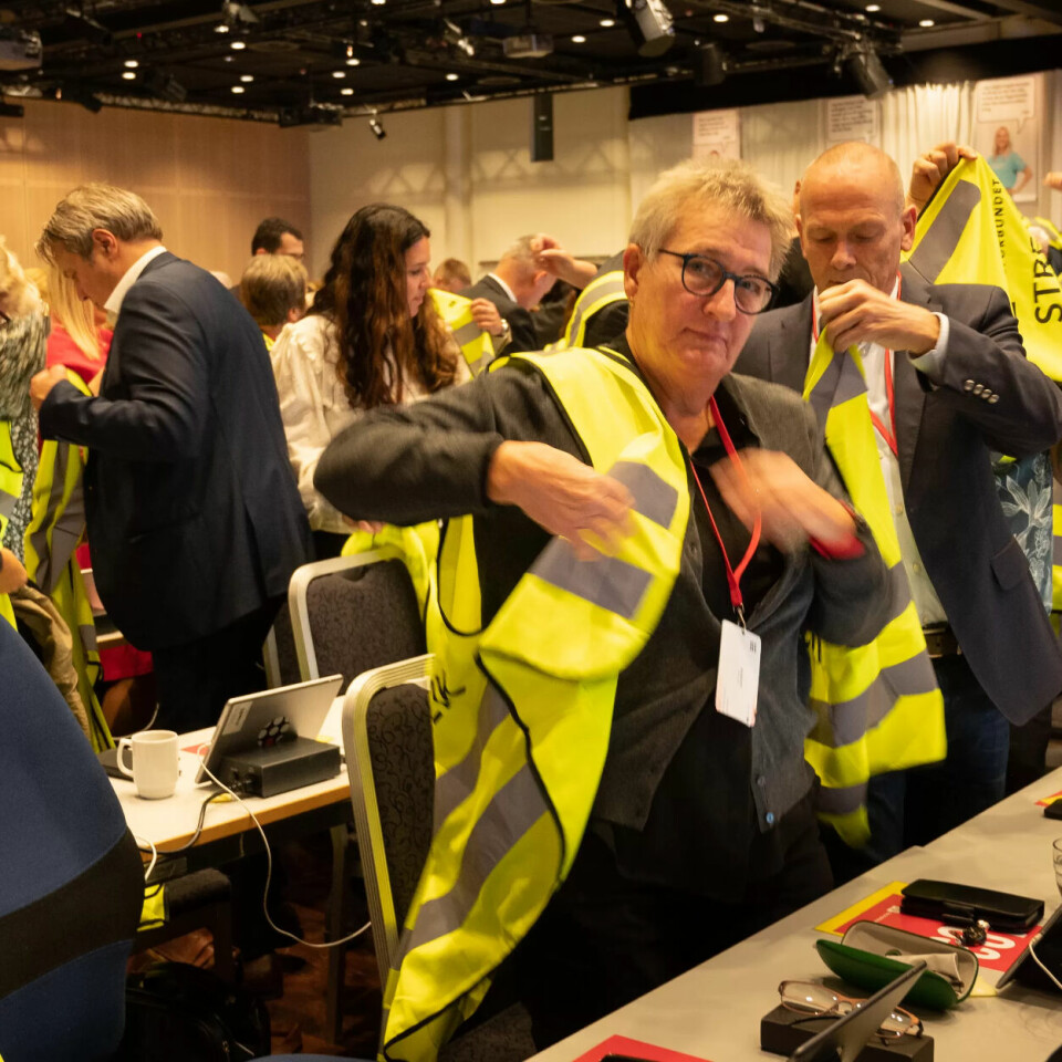 FULL STØTTE: Alle landsmøtedelegatene tok på seg streikevest og ga sin fulle støtte til de streikende i private barnehager. FULL STØTTE: Alle landsmøtedelegatene tok på seg streikevest og ga sin fulle støtte til de streikende i private barnehager.