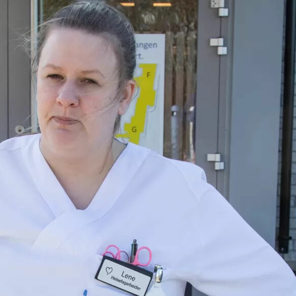 – Vi får hele tida oppdatert informasjon fra ledelsen som trygger oss, sier helsefagarbeider Lene Johansen. – Vi får hele tida oppdatert informasjon fra ledelsen som trygger oss, sier helsefagarbeider Lene Johansen.
