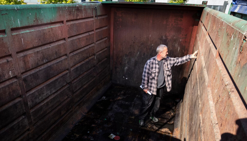 ODØR: Du skal ikke ha en mesternese for å lukte forskjell på en ren og en skitten container, men det skadet ikke Helmos sak at han hadde flere tiårs erfaring fra renovasjonsbransjen. ODØR: Du skal ikke ha en mesternese for å lukte forskjell på en ren og en skitten container, men det skadet ikke Helmos sak at han hadde flere tiårs erfaring fra renovasjonsbransjen.