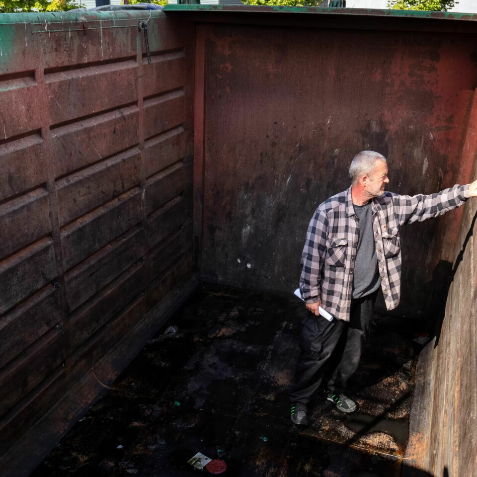 ODØR: Du skal ikke ha en mesternese for å lukte forskjell på en ren og en skitten container, men det skadet ikke Helmos sak at han hadde flere tiårs erfaring fra renovasjonsbransjen. ODØR: Du skal ikke ha en mesternese for å lukte forskjell på en ren og en skitten container, men det skadet ikke Helmos sak at han hadde flere tiårs erfaring fra renovasjonsbransjen.