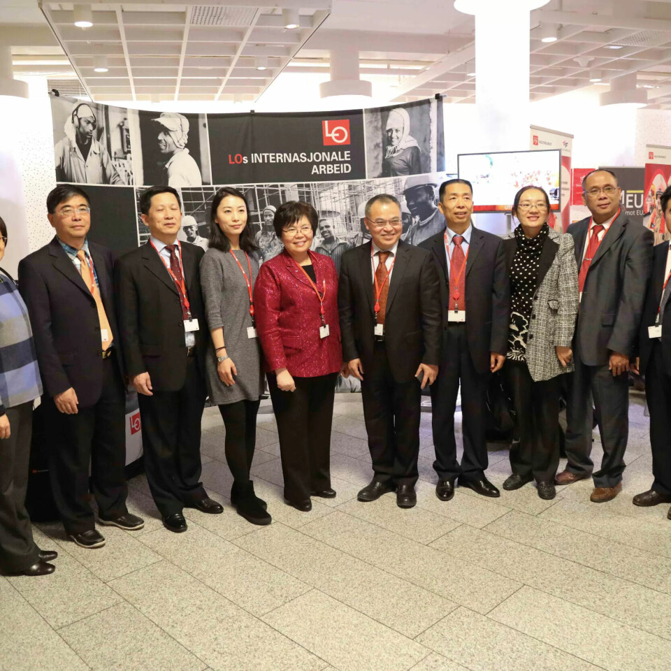 UNDERTEGNET AVTALE: De kinesiske gjestene fra Hainan og Shanghai har undertegnet en samarbeidsavtale om tillitsvalgt- og yrkesfagopplæring med Fagforbundet. UNDERTEGNET AVTALE: De kinesiske gjestene fra Hainan og Shanghai har undertegnet en samarbeidsavtale om tillitsvalgt- og yrkesfagopplæring med Fagforbundet.