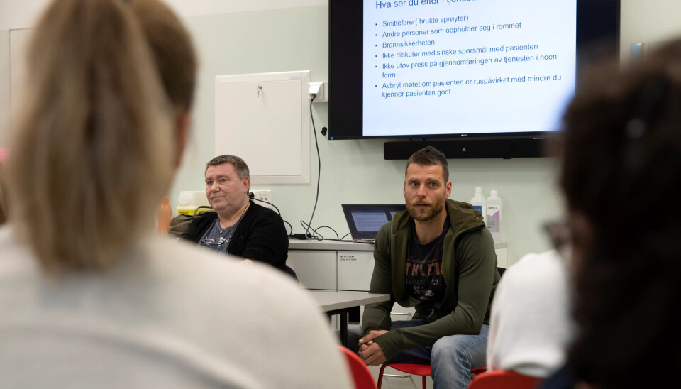 Snakk om det, oppfordrer Robert Preuss (t.v.) og Lars-Erik Olsen når de underviser i håndtering av vold og trusler for kolleger i hjemmesykepleien i Fredrikstad. Snakk om det, oppfordrer Robert Preuss (t.v.) og Lars-Erik Olsen når de underviser i håndtering av vold og trusler for kolleger i hjemmesykepleien i Fredrikstad.
