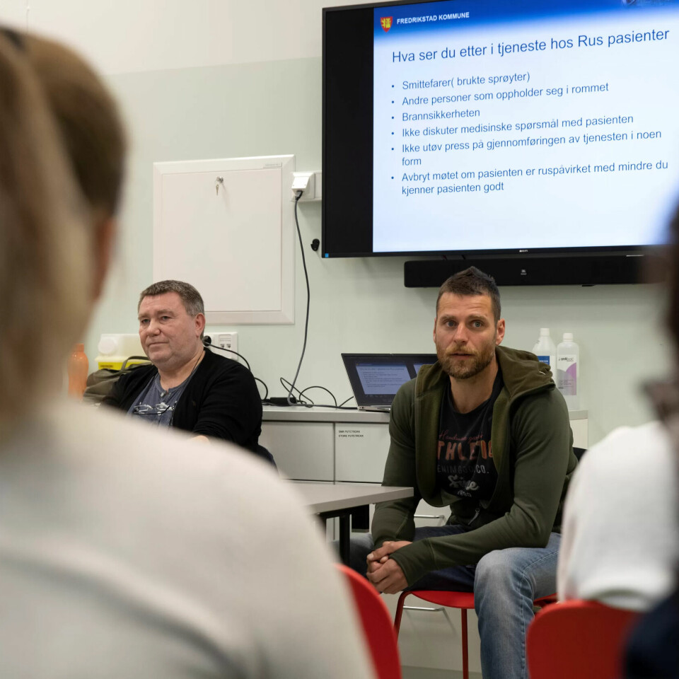 Snakk om det, oppfordrer Robert Preuss (t.v.) og Lars-Erik Olsen når de underviser i håndtering av vold og trusler for kolleger i hjemmesykepleien i Fredrikstad. Snakk om det, oppfordrer Robert Preuss (t.v.) og Lars-Erik Olsen når de underviser i håndtering av vold og trusler for kolleger i hjemmesykepleien i Fredrikstad.