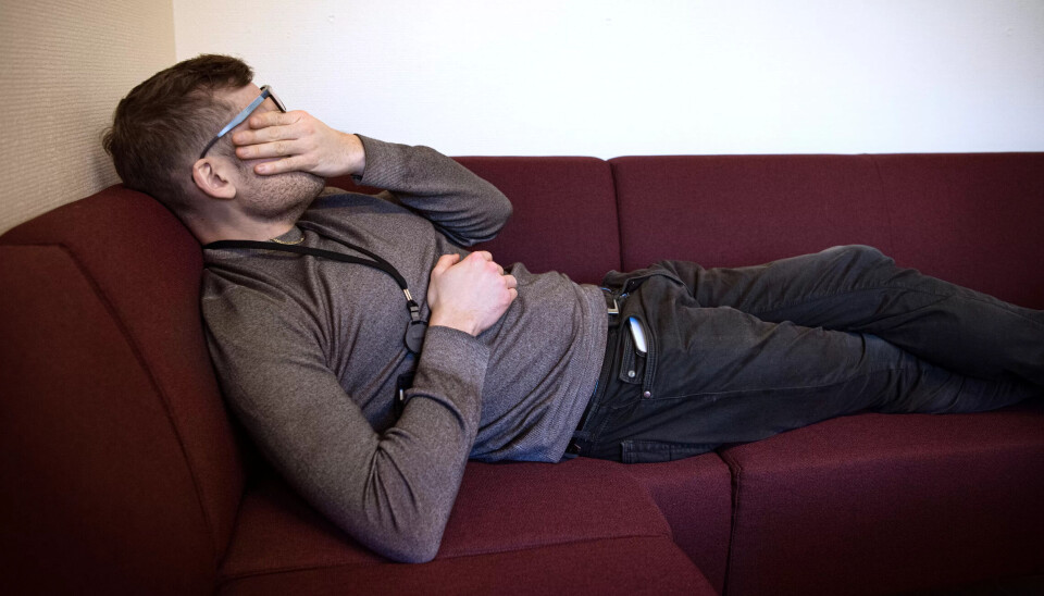 UTMATTET: Tarjei Jensen Bech på sofaen på kontoret. Der er det mulig å slappe av når det er behov for det. UTMATTET: Tarjei Jensen Bech på sofaen på kontoret. Der er det mulig å slappe av når det er behov for det.