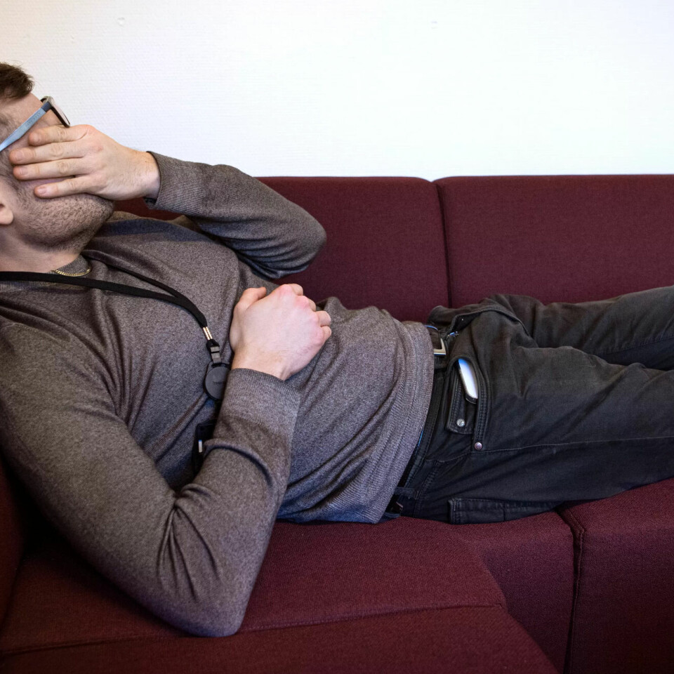 UTMATTET: Tarjei Jensen Bech på sofaen på kontoret. Der er det mulig å slappe av når det er behov for det. UTMATTET: Tarjei Jensen Bech på sofaen på kontoret. Der er det mulig å slappe av når det er behov for det.