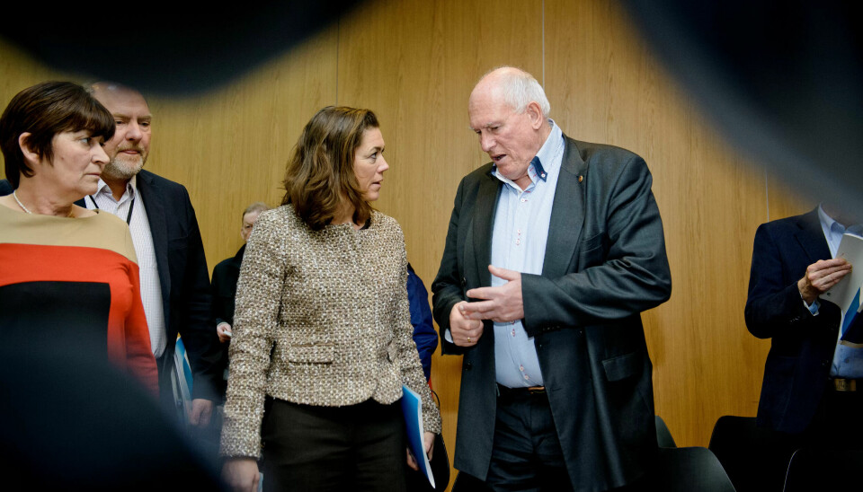 I 2013 var Gerd Kristiansen (til venstre) tilskuer ved overlevering av krav i NHOs bygg. I år er det hun som skal føre ordet. Daværende LO-leder Roar Flåthen og NHOs sjef Kristin Skogen Lund snakker sammen, mens Kristiansen og NHO-direktør Svein Oppegaard fulgte med. I 2013 var Gerd Kristiansen (til venstre) tilskuer ved overlevering av krav i NHOs bygg. I år er det hun som skal føre ordet. Daværende LO-leder Roar Flåthen og NHOs sjef Kristin Skogen Lund snakker sammen, mens Kristiansen og NHO-direktør Svein Oppegaard fulgte med.