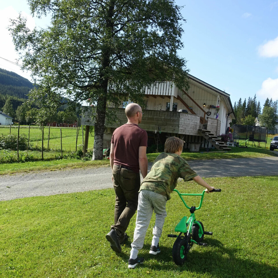 Far sier han er redd det skal bli vanskelig for sønnen å ta igjen fagene han går glipp av på skolen. Far sier han er redd det skal bli vanskelig for sønnen å ta igjen fagene han går glipp av på skolen.