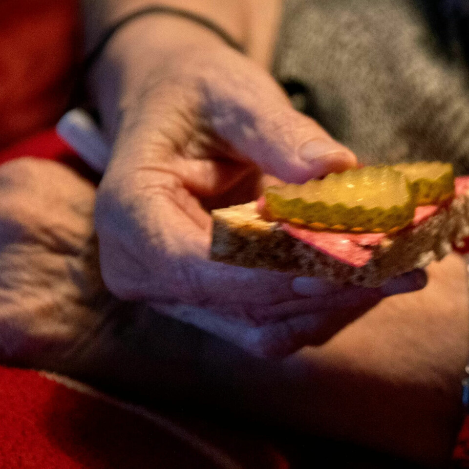 – Jeg stresser aldri på jobb, sier Robert. Han vil ikke gi pasienten følelsen av at han har dårlig tid. – Jeg stresser aldri på jobb, sier Robert. Han vil ikke gi pasienten følelsen av at han har dårlig tid.