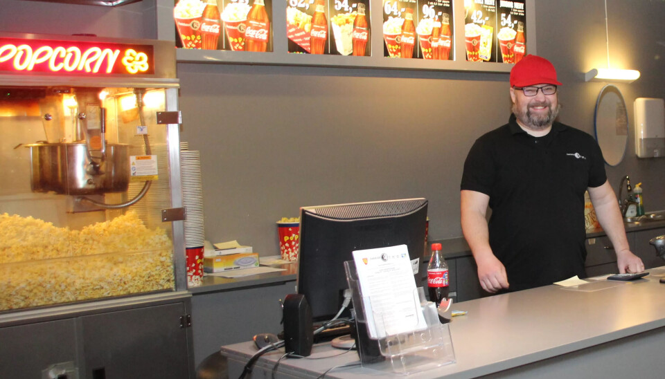 – Kiosken har aldri vært så «shina» som nå, bedyrer servicemedarbeider John-Håkon Asker. Det er blitt mye vasking på de ansatte når kinoen har holdt stengt. – Kiosken har aldri vært så «shina» som nå, bedyrer servicemedarbeider John-Håkon Asker. Det er blitt mye vasking på de ansatte når kinoen har holdt stengt.