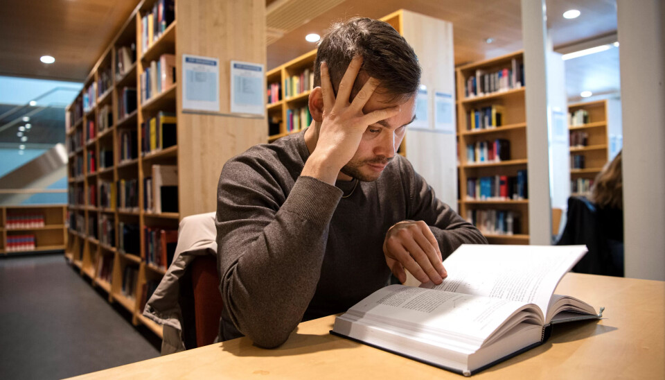 STUDENT: Tarjei Jensen Bech kombinerer fylkesordførervervet med jusstudiet. Det er tøft å både være fylkesordfører og student samtidig. STUDENT: Tarjei Jensen Bech kombinerer fylkesordførervervet med jusstudiet. Det er tøft å både være fylkesordfører og student samtidig.
