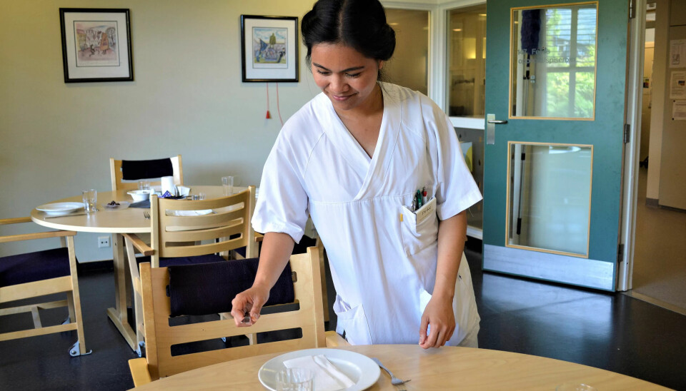 Avdelingen på Kolstihagen hvor Pinky ofte jobber, er for rehabilitering. Dermed er de andre ansatte vant til å ta i mot stadig nye folk. Avdelingen på Kolstihagen hvor Pinky ofte jobber, er for rehabilitering. Dermed er de andre ansatte vant til å ta i mot stadig nye folk.
