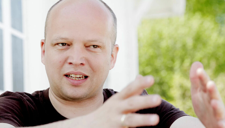 Mindre mat: Trygve Slagsvold Vedum frykter at matproduksjonen på sikt blir lagt ned i grisgrendte strøk i Nord-Norge og på Vestlandet med Frps politikk, og heller blir konsentrert til flatbygdene på Østlandet. I sum får vu mye mindre matproduksjon, mener han. Mindre mat: Trygve Slagsvold Vedum frykter at matproduksjonen på sikt blir lagt ned i grisgrendte strøk i Nord-Norge og på Vestlandet med Frps politikk, og heller blir konsentrert til flatbygdene på Østlandet. I sum får vu mye mindre matproduksjon, mener han.