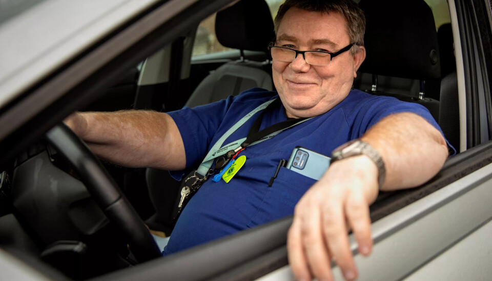 I dag trenger ikke Robert bistand fra kolleger på jobb, men noen ganger går de ansatte i par til krevende pasienter. I dag trenger ikke Robert bistand fra kolleger på jobb, men noen ganger går de ansatte i par til krevende pasienter.