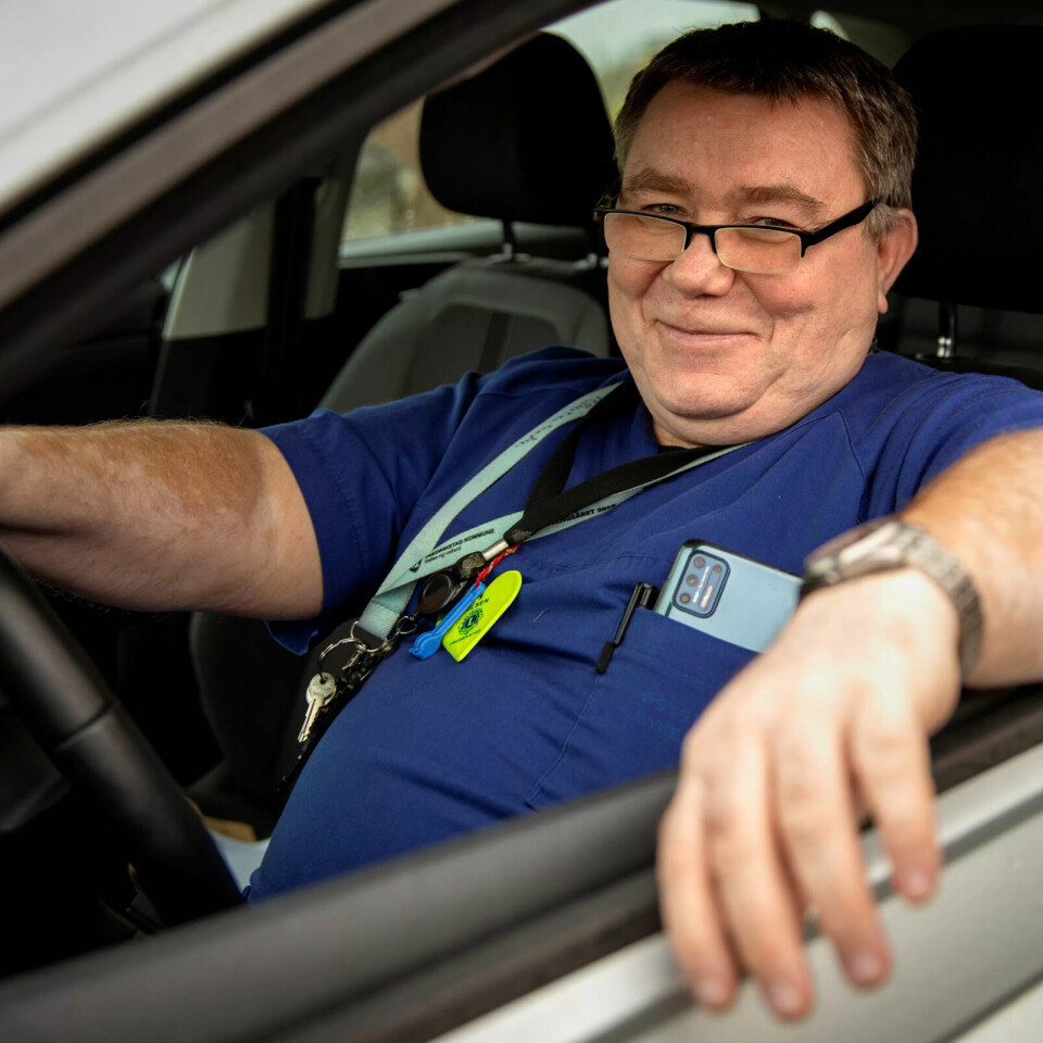I dag trenger ikke Robert bistand fra kolleger på jobb, men noen ganger går de ansatte i par til krevende pasienter. I dag trenger ikke Robert bistand fra kolleger på jobb, men noen ganger går de ansatte i par til krevende pasienter.