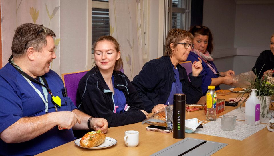 Lunsj med kolleger. Støtte fra dem og ledelsen er viktig hvis man opplever vold, sjikane eller trakassering. Ved siden av Robert: Serine Hansen, Heidi Nordmo, Camilla Sandberg og Andrea Meier. Lunsj med kolleger. Støtte fra dem og ledelsen er viktig hvis man opplever vold, sjikane eller trakassering. Ved siden av Robert: Serine Hansen, Heidi Nordmo, Camilla Sandberg og Andrea Meier.