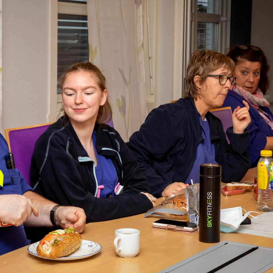 Lunsj med kolleger. Støtte fra dem og ledelsen er viktig hvis man opplever vold, sjikane eller trakassering. Ved siden av Robert: Serine Hansen, Heidi Nordmo, Camilla Sandberg og Andrea Meier. Lunsj med kolleger. Støtte fra dem og ledelsen er viktig hvis man opplever vold, sjikane eller trakassering. Ved siden av Robert: Serine Hansen, Heidi Nordmo, Camilla Sandberg og Andrea Meier.