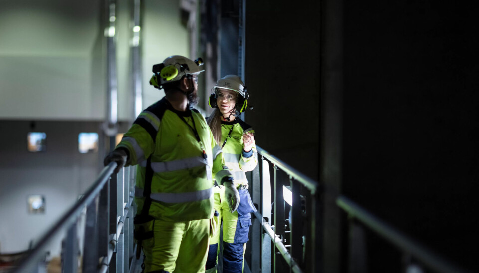 Driftsoperatørene Frida Angelica Nilsen og Kristoffer Østby i det enorme anlegget på Klemetsrud i Oslo. Driftsoperatørene Frida Angelica Nilsen og Kristoffer Østby i det enorme anlegget på Klemetsrud i Oslo.