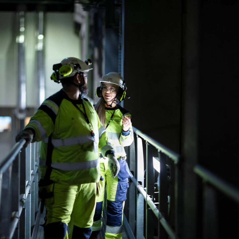 Driftsoperatørene Frida Angelica Nilsen og Kristoffer Østby i det enorme anlegget på Klemetsrud i Oslo. Driftsoperatørene Frida Angelica Nilsen og Kristoffer Østby i det enorme anlegget på Klemetsrud i Oslo.