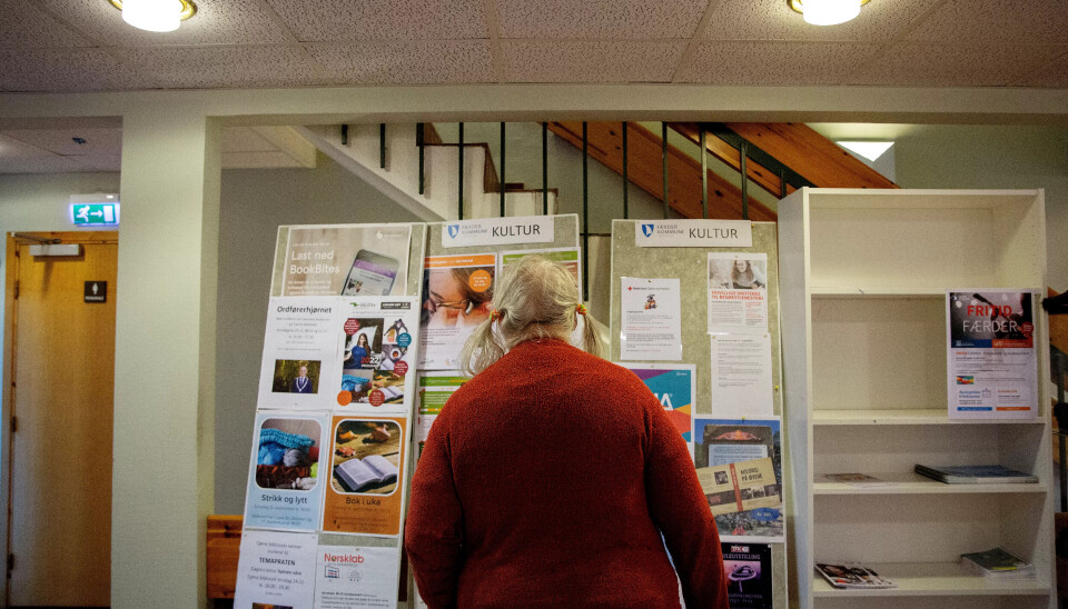 ET STILLE BYGG: Det tidligere rådhuset i Tjøme, «dette kommunehuset fra 70-tallet som ligner en vaskemaskin», ifølge Gros diktsamling, er et litt stillere sted etter kommunesammenslåingen med Nøtterøy. Men noen tilbud er igjen, blant annet biblioteket i andre etasje. ET STILLE BYGG: Det tidligere rådhuset i Tjøme, «dette kommunehuset fra 70-tallet som ligner en vaskemaskin», ifølge Gros diktsamling, er et litt stillere sted etter kommunesammenslåingen med Nøtterøy. Men noen tilbud er igjen, blant annet biblioteket i andre etasje.