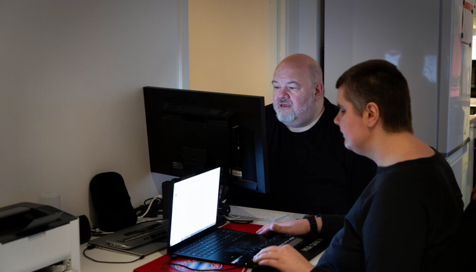 LIVSVIKTIG: Uten en funksjonsassistent ville Mirnesa Balgic være mindre attraktiv på arbeidsmarkedet. – Jeg kunne nok fått en jobb, men med færre oppgaver, sier hun. LIVSVIKTIG: Uten en funksjonsassistent ville Mirnesa Balgic være mindre attraktiv på arbeidsmarkedet. – Jeg kunne nok fått en jobb, men med færre oppgaver, sier hun.