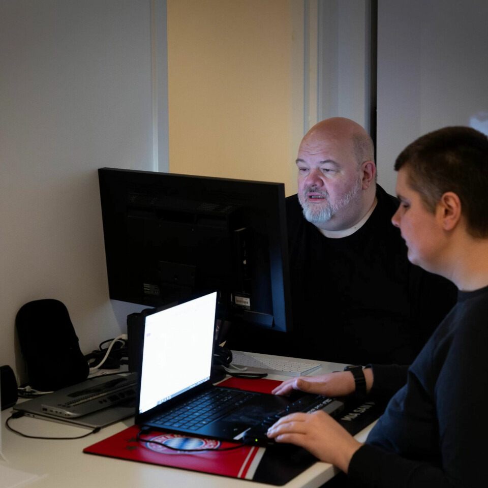 LIVSVIKTIG: Uten en funksjonsassistent ville Mirnesa Balgic være mindre attraktiv på arbeidsmarkedet. – Jeg kunne nok fått en jobb, men med færre oppgaver, sier hun. LIVSVIKTIG: Uten en funksjonsassistent ville Mirnesa Balgic være mindre attraktiv på arbeidsmarkedet. – Jeg kunne nok fått en jobb, men med færre oppgaver, sier hun.