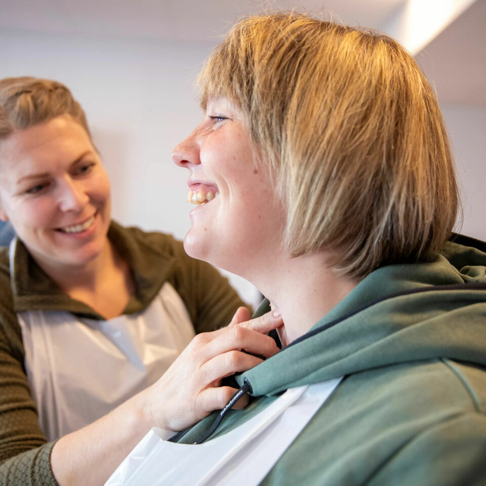ELSKER YRKET: Renée Riksvold (bak) og Charlotte Mythe. ELSKER YRKET: Renée Riksvold (bak) og Charlotte Mythe.