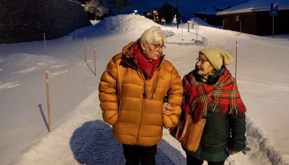 KLAR TIL FEST: Astrid Nordfjell følger Anna Nilsine Jåma Granefjell til julefesten. KLAR TIL FEST: Astrid Nordfjell følger Anna Nilsine Jåma Granefjell til julefesten.