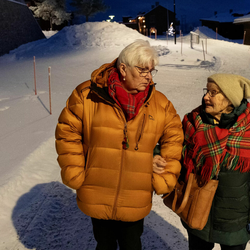 KLAR TIL FEST: Astrid Nordfjell følger Anna Nilsine Jåma Granefjell til julefesten. KLAR TIL FEST: Astrid Nordfjell følger Anna Nilsine Jåma Granefjell til julefesten.