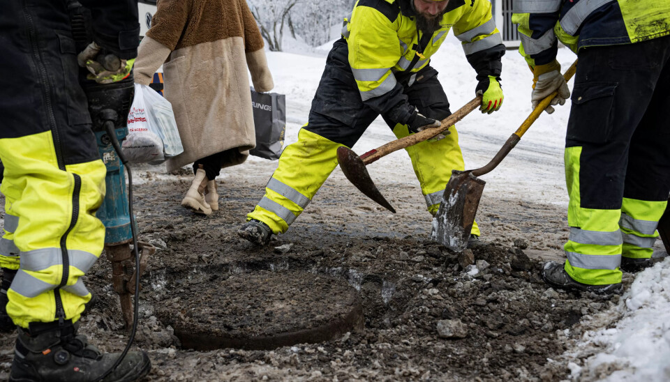 GRAVES FRAM: Etter at asfalt, is og betong er pigget opp, må festet for lokket graves fram. GRAVES FRAM: Etter at asfalt, is og betong er pigget opp, må festet for lokket graves fram.