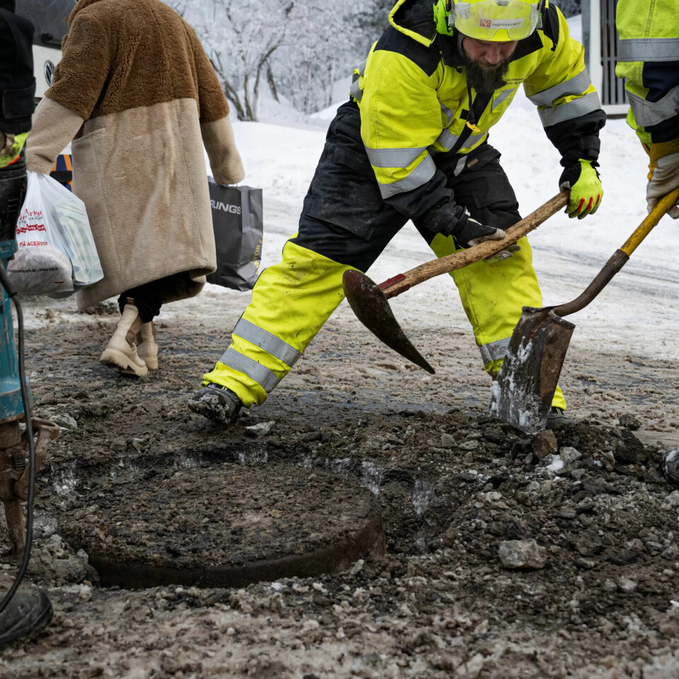 GRAVES FRAM: Etter at asfalt, is og betong er pigget opp, må festet for lokket graves fram. GRAVES FRAM: Etter at asfalt, is og betong er pigget opp, må festet for lokket graves fram.