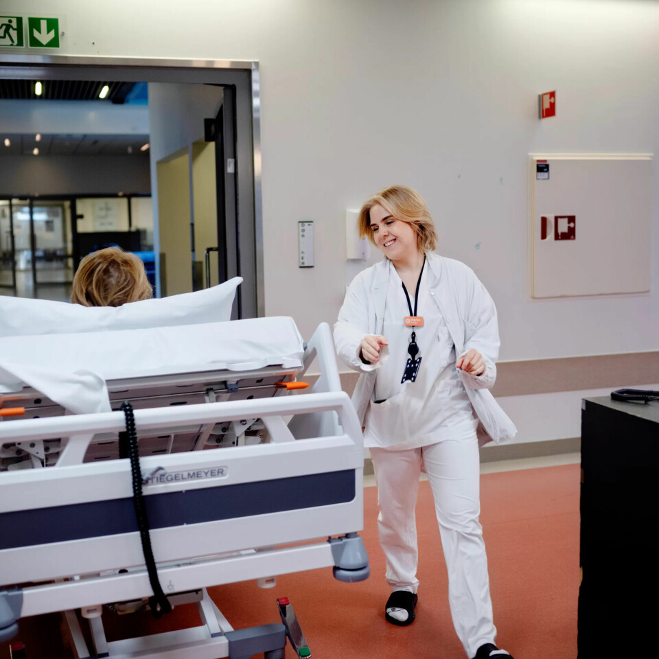 Pasientportøren Marte Mortensen slår alltid av en prat med pasientene som hun frakter fra A til B. Pasientportøren Marte Mortensen slår alltid av en prat med pasientene som hun frakter fra A til B.
