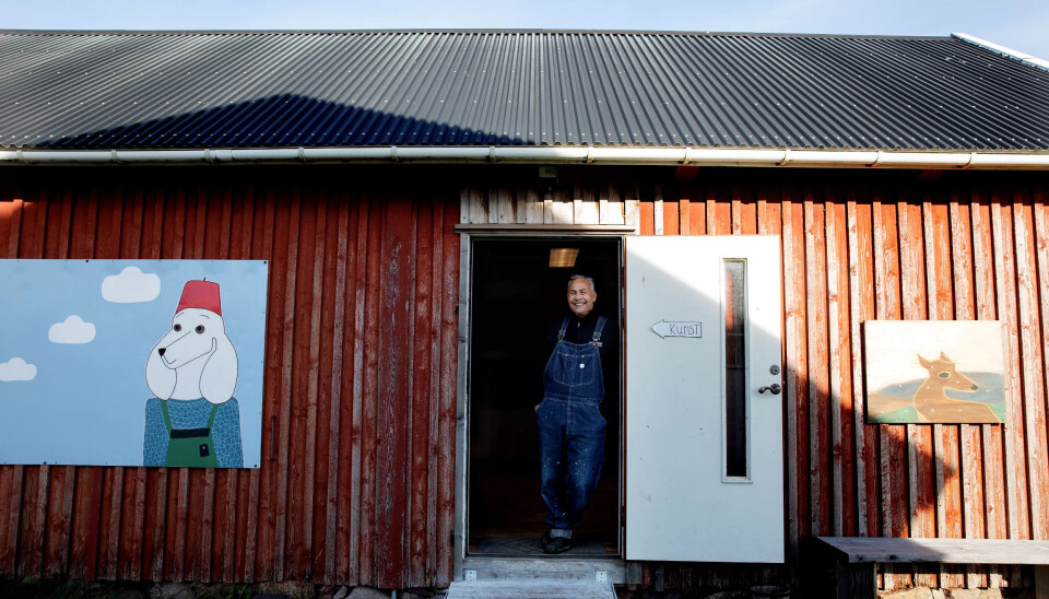 Galleriet: Her i uthuset har Allan Veiga sitt eget galleri. – Hunden er et slags alias av meg. Jeg har alltid tenkt at jeg ville vært en puddel om jeg var hund, sier kunstneren om bildet til venstre. Galleriet: Her i uthuset har Allan Veiga sitt eget galleri. – Hunden er et slags alias av meg. Jeg har alltid tenkt at jeg ville vært en puddel om jeg var hund, sier kunstneren om bildet til venstre.
