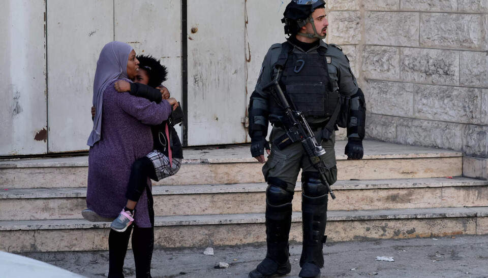 En mor, et barn og en israelsk soldat i i Shufat flyktningleir dagen israelske militære skyter ned en 16 år gammel gutt. En mor, et barn og en israelsk soldat i i Shufat flyktningleir dagen israelske militære skyter ned en 16 år gammel gutt.