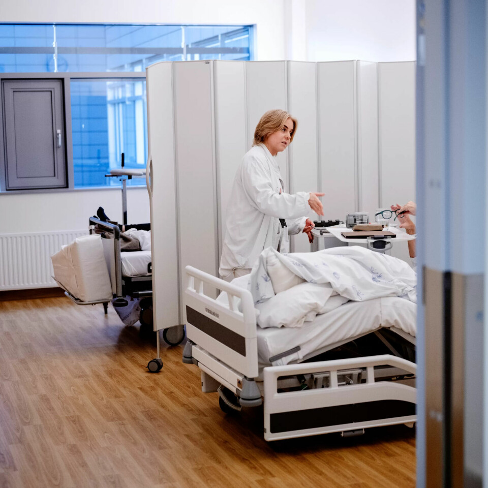 Før Mortensen forlater pasientene, sørger hun for at de har alt de trenger. Her forklarer hun pasienten hvordan TV-en på rommet fungerer, og spør om hun vil ha en kaffe. Før Mortensen forlater pasientene, sørger hun for at de har alt de trenger. Her forklarer hun pasienten hvordan TV-en på rommet fungerer, og spør om hun vil ha en kaffe.