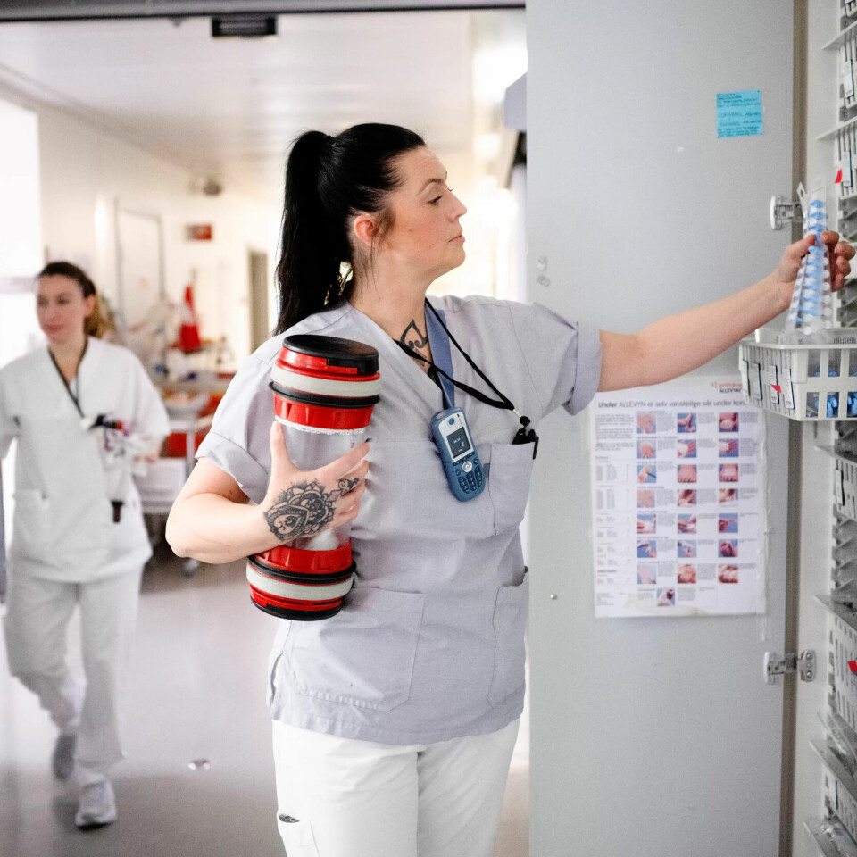 Forsyningsportør Mariann Kilde henter rørpost flere ganger om dagen. Når den ankommer kan man høre et dunk og se et rødt lys blinke der rørposten ankommer. Forsyningsportør Mariann Kilde henter rørpost flere ganger om dagen. Når den ankommer kan man høre et dunk og se et rødt lys blinke der rørposten ankommer.