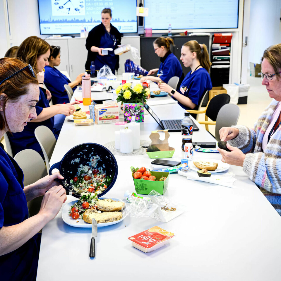 KJØKKENMØTER: Barbro Bakke (nærmest t.v.) spiser rester av hjemmelaget salat i matupausen. Ellen Cathrine Nordli (nærmest t.h.) koordinerer vaktene til dem som er ute. KJØKKENMØTER: Barbro Bakke (nærmest t.v.) spiser rester av hjemmelaget salat i matupausen. Ellen Cathrine Nordli (nærmest t.h.) koordinerer vaktene til dem som er ute.