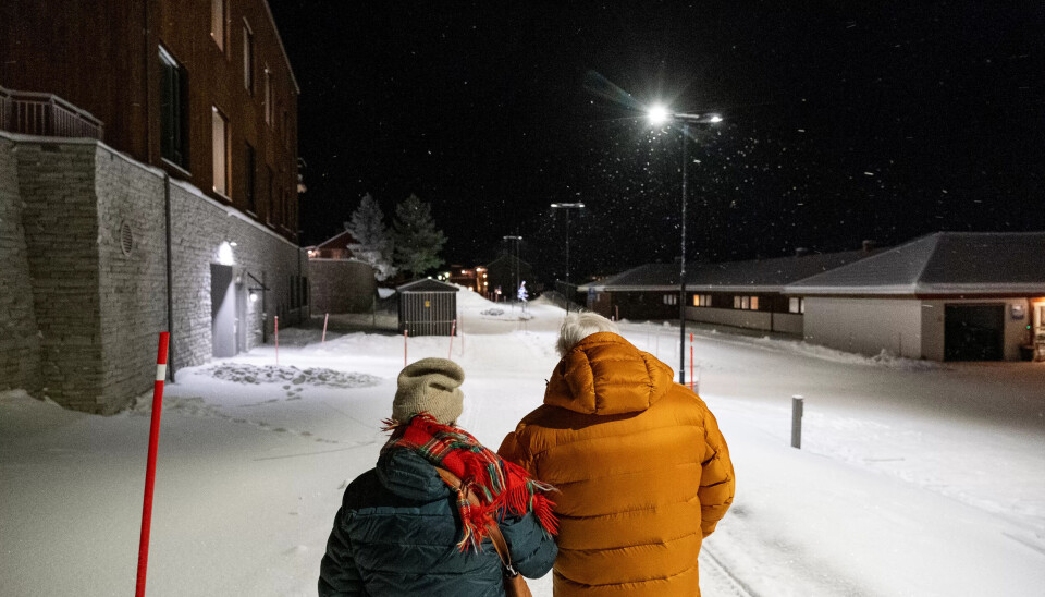 HJEMVEIEN: Astrid Nordfjell følger Anna Nilsine Jåma Granefjell til døra. HJEMVEIEN: Astrid Nordfjell følger Anna Nilsine Jåma Granefjell til døra.