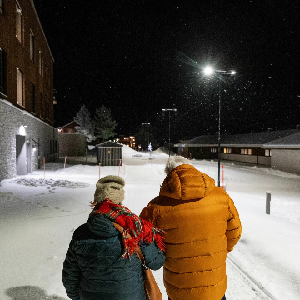 HJEMVEIEN: Astrid Nordfjell følger Anna Nilsine Jåma Granefjell til døra. HJEMVEIEN: Astrid Nordfjell følger Anna Nilsine Jåma Granefjell til døra.