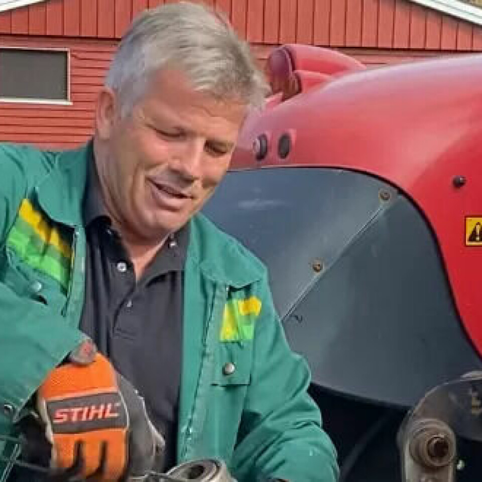 BONDE: Bjørnar Skjæran har bakgrunn som gardbrukar og dreiv med produskjon av både kjøt og mjølk. No jobbar han med politikk på heiltid, samtidig som han om somrane han har slåtta på heimgarden og sel rundballar. Garden ligg på Lurøy i Nordland. BONDE: Bjørnar Skjæran har bakgrunn som gardbrukar og dreiv med produskjon av både kjøt og mjølk. No jobbar han med politikk på heiltid, samtidig som han om somrane han har slåtta på heimgarden og sel rundballar. Garden ligg på Lurøy i Nordland.