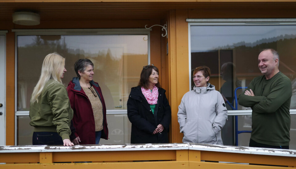 POPULÆR: Gunn Karin Olsen (i midten), flankert av elevene Vibeke Berge, Berit Brandvik og Jens Sundet. Ann-Berit Nervik fra Fagforbundet i grå jakke. POPULÆR: Gunn Karin Olsen (i midten), flankert av elevene Vibeke Berge, Berit Brandvik og Jens Sundet. Ann-Berit Nervik fra Fagforbundet i grå jakke.