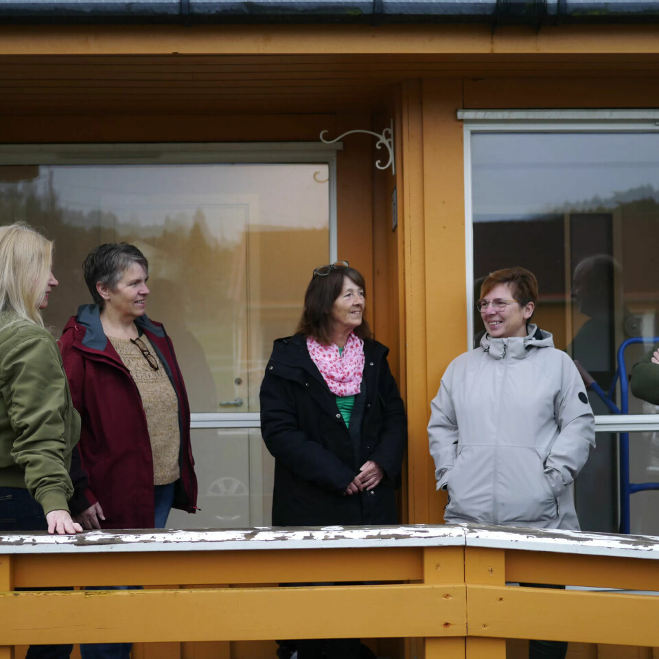 POPULÆR: Gunn Karin Olsen (i midten), flankert av elevene Vibeke Berge, Berit Brandvik og Jens Sundet. Ann-Berit Nervik fra Fagforbundet i grå jakke. POPULÆR: Gunn Karin Olsen (i midten), flankert av elevene Vibeke Berge, Berit Brandvik og Jens Sundet. Ann-Berit Nervik fra Fagforbundet i grå jakke.