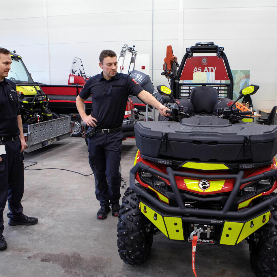 NYTT UTSTYR; En ny ATV gjør jobben både enklere – og mer artig, mener Bryhn. Den kan brukes til å frakte utstyr og folk ut i skogen, eventuelt hente skadede. – Det er gjerne i skogen jeg trives aller best. Vi rykker for eksempel ut for å hente folk som har tryna på ski og brukket benet, men også ved skogbranner, forteller Bryhn. Brannmester Lars Erik Bjørnstad følger med mens Bryhn viser Fagbladets fotograf rundt på huset. NYTT UTSTYR; En ny ATV gjør jobben både enklere – og mer artig, mener Bryhn. Den kan brukes til å frakte utstyr og folk ut i skogen, eventuelt hente skadede. – Det er gjerne i skogen jeg trives aller best. Vi rykker for eksempel ut for å hente folk som har tryna på ski og brukket benet, men også ved skogbranner, forteller Bryhn. Brannmester Lars Erik Bjørnstad følger med mens Bryhn viser Fagbladets fotograf rundt på huset.