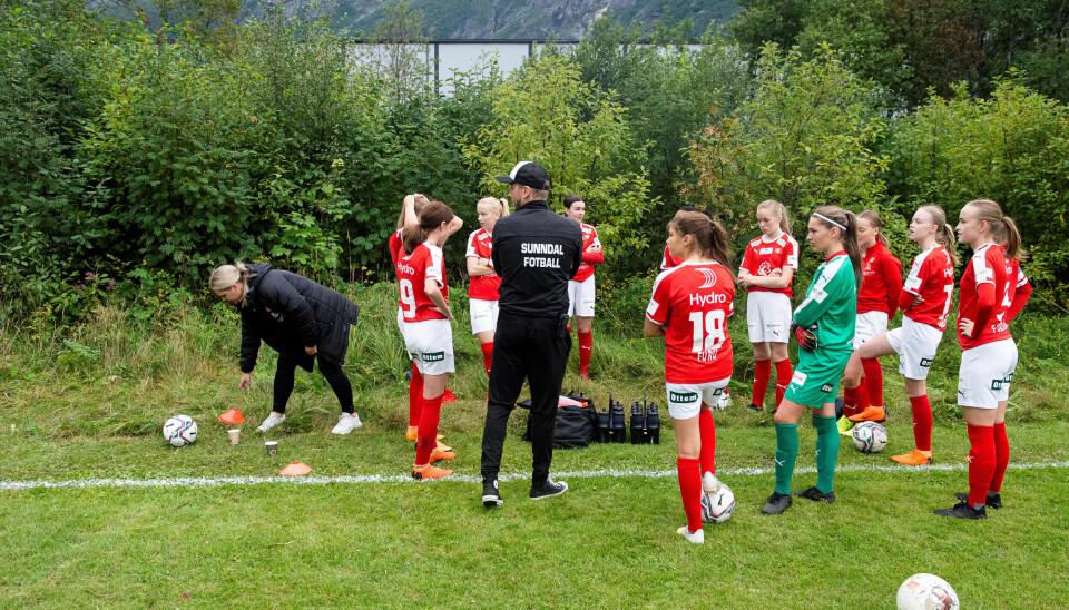 VINNERSJANSER: Motstanderlaget har brukt to timer på å kjøre fra det åpne havet i Hustadvika inn til Sunndals stupbratte fjell. Trener Espen Olsen og spillerne på Sunndal J15 gløtter mot dem for å vurdere motstanden. VINNERSJANSER: Motstanderlaget har brukt to timer på å kjøre fra det åpne havet i Hustadvika inn til Sunndals stupbratte fjell. Trener Espen Olsen og spillerne på Sunndal J15 gløtter mot dem for å vurdere motstanden.