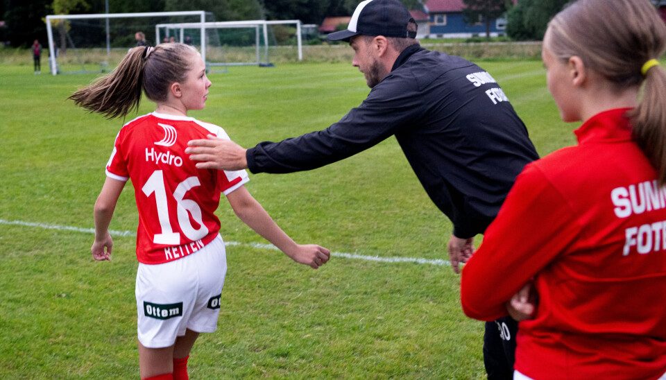 SENDES UTPÅ: Først etter at kampen har startet, kommer Pernille Reiten (13) løpende. Håret kliss vått. - Jeg sto i dusjen da jeg fikk meldingen om at de trenger flere spillere, sier hun. SENDES UTPÅ: Først etter at kampen har startet, kommer Pernille Reiten (13) løpende. Håret kliss vått. - Jeg sto i dusjen da jeg fikk meldingen om at de trenger flere spillere, sier hun.
