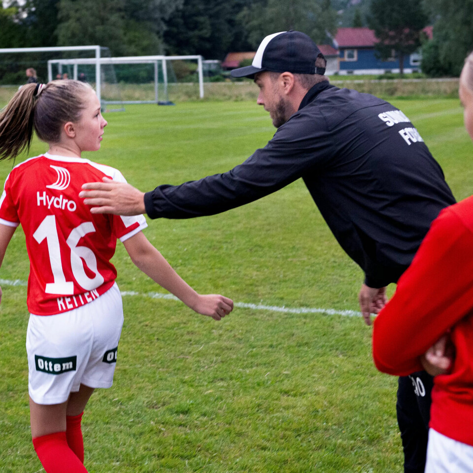 SENDES UTPÅ: Først etter at kampen har startet, kommer Pernille Reiten (13) løpende. Håret kliss vått. - Jeg sto i dusjen da jeg fikk meldingen om at de trenger flere spillere, sier hun. SENDES UTPÅ: Først etter at kampen har startet, kommer Pernille Reiten (13) løpende. Håret kliss vått. - Jeg sto i dusjen da jeg fikk meldingen om at de trenger flere spillere, sier hun.